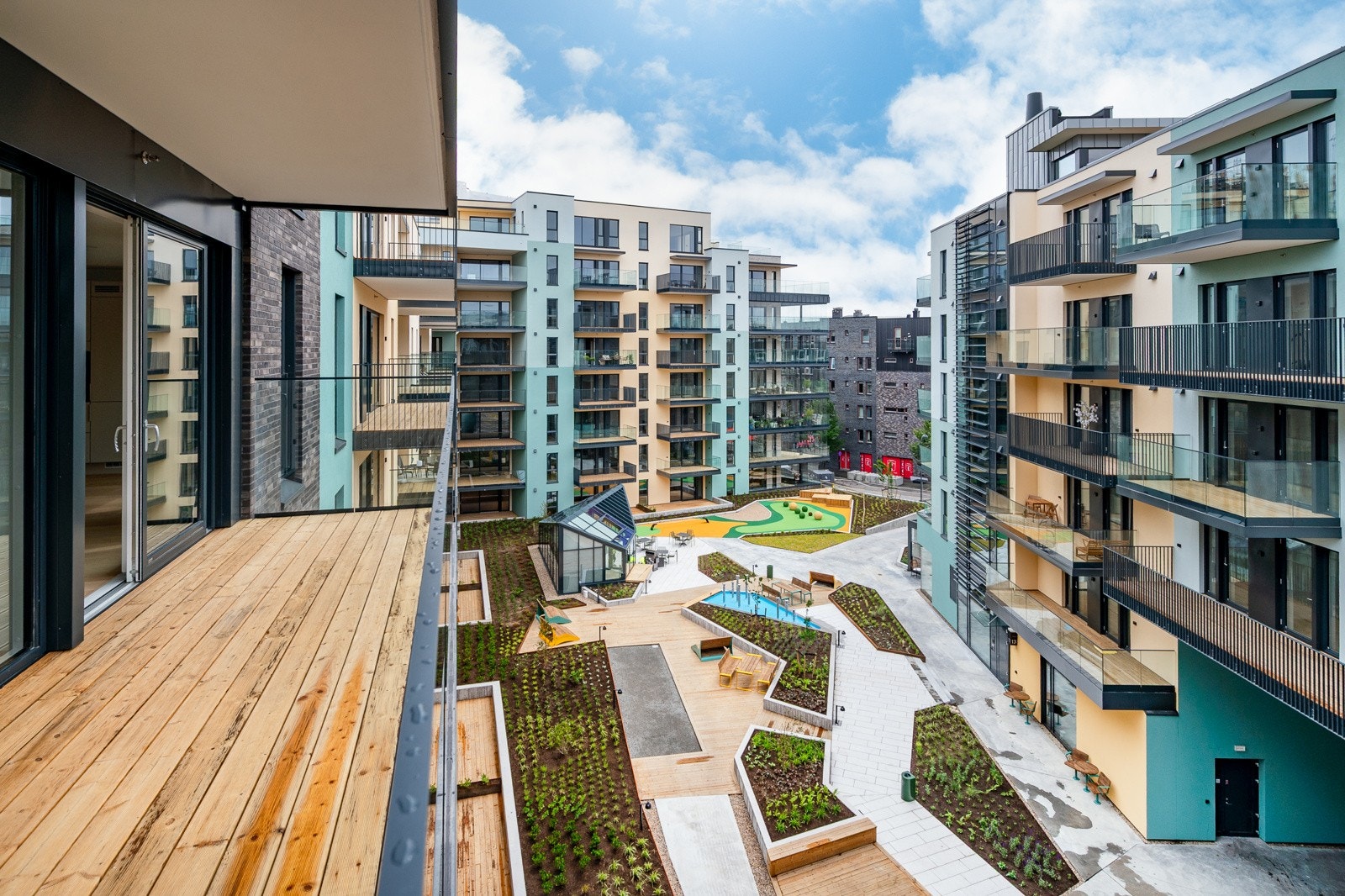 Fra balkong er det nydelig utsikt utover de flotte fellesområdene mellom byggene i prosjektet Tangen Torv. Galleribilde