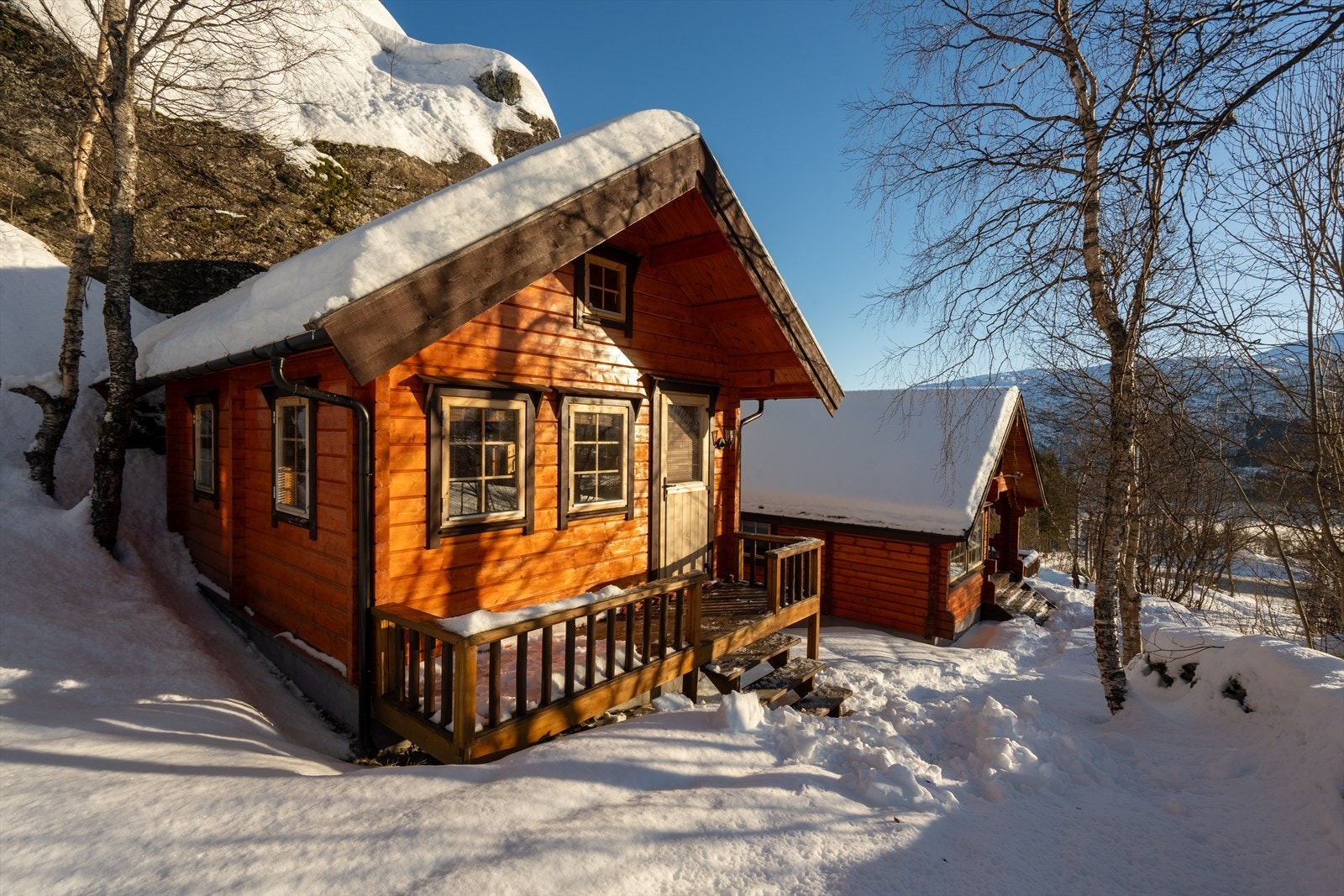 Tilhørende anneks med oppholdsrom, soverom, bad og hems Galleribilde