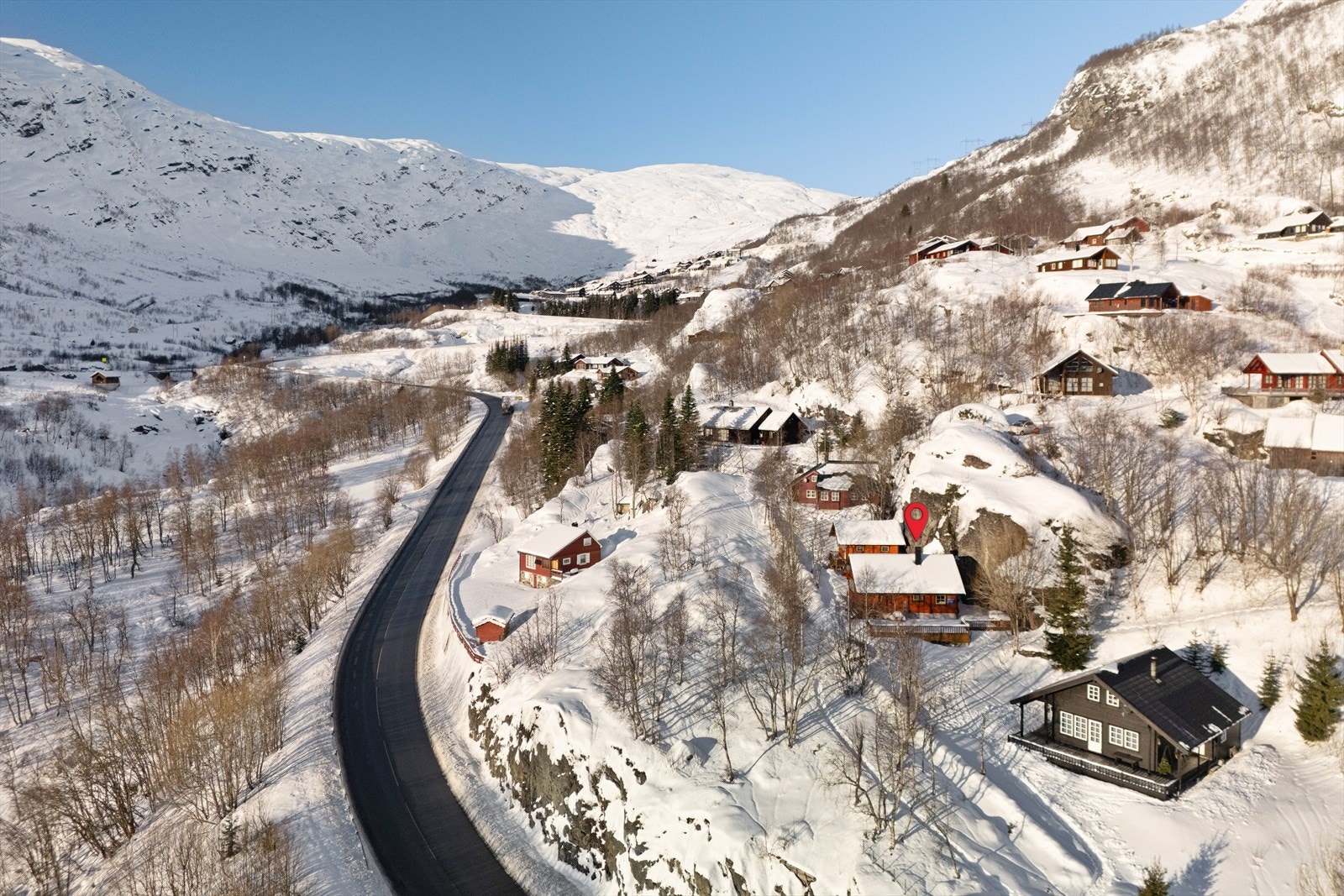 Flott hytte oppført i 1999 og med tilhørende anneks fra 2015 Galleribilde