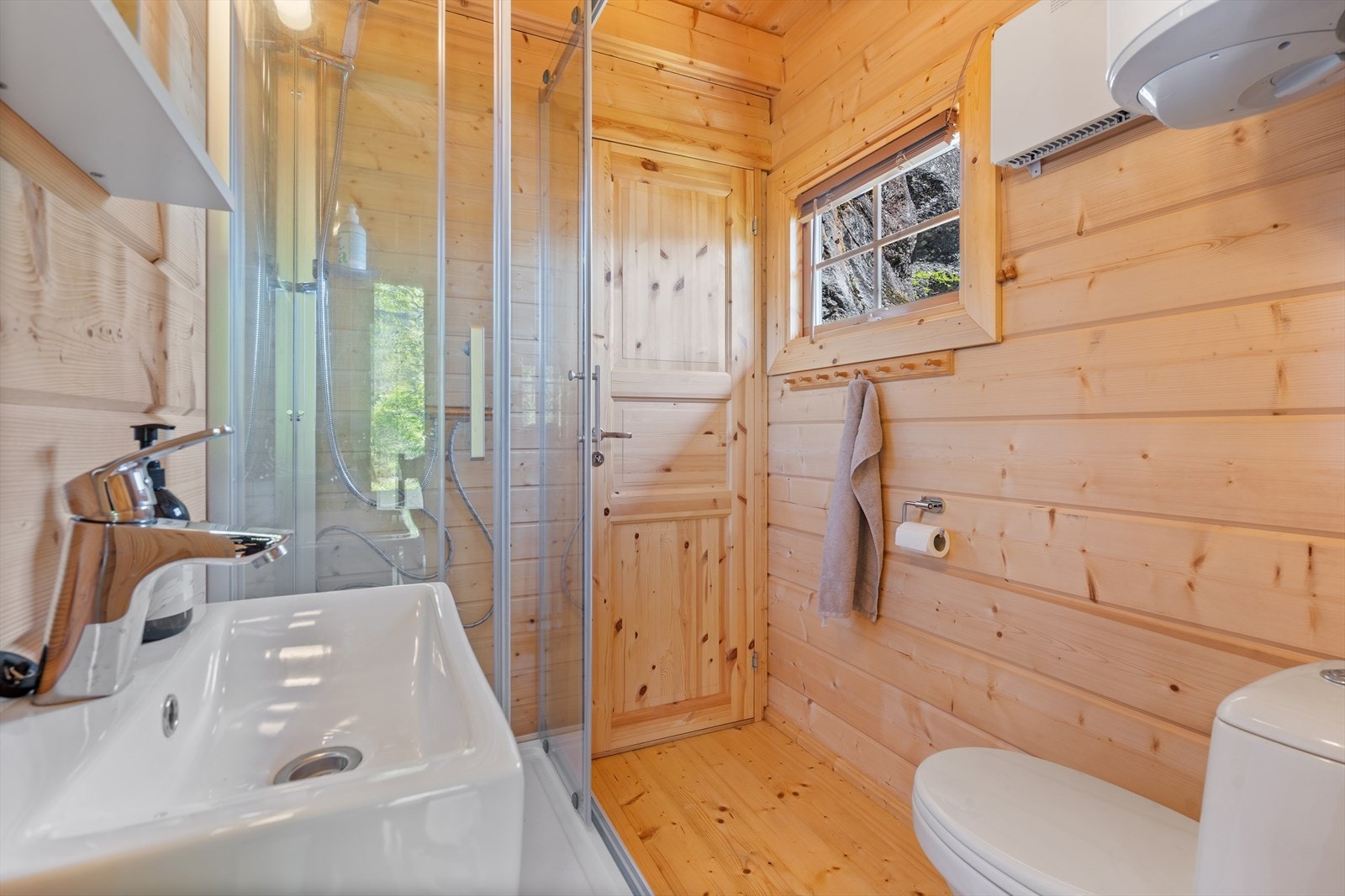 Bad i anneks med toalett, dusj og servant. Galleribilde