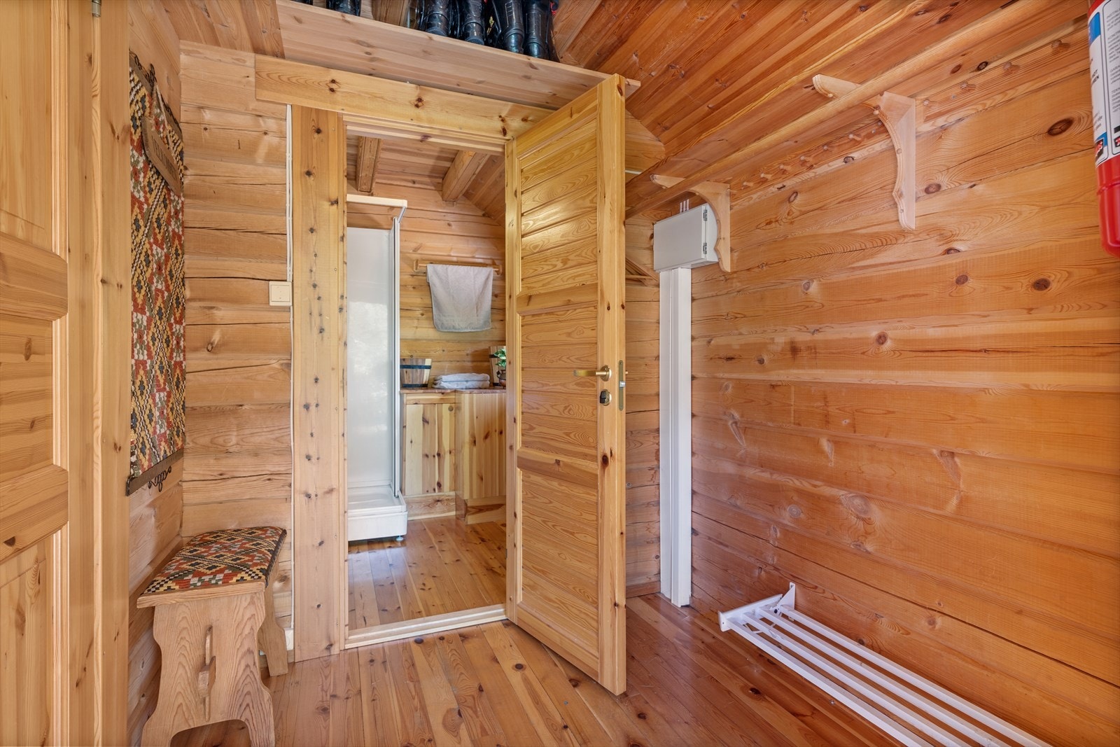 Gang med varmelist til sko og gode opphengsmuligheter langs veggen Galleribilde