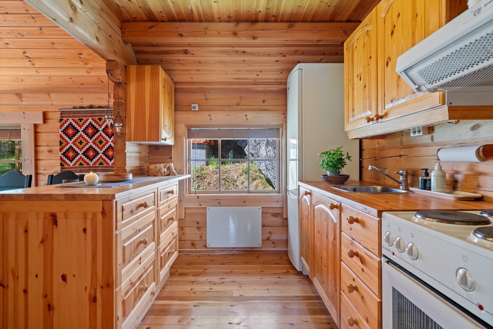 Åpen løsning mot stue og spisebord Galleribilde