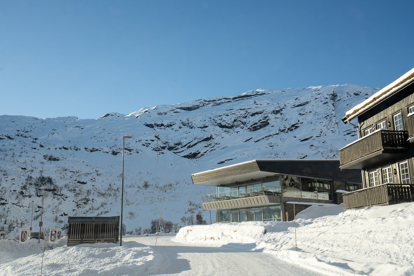 Kort vei til el-bil lader ved Røldalsterrassen Galleribilde