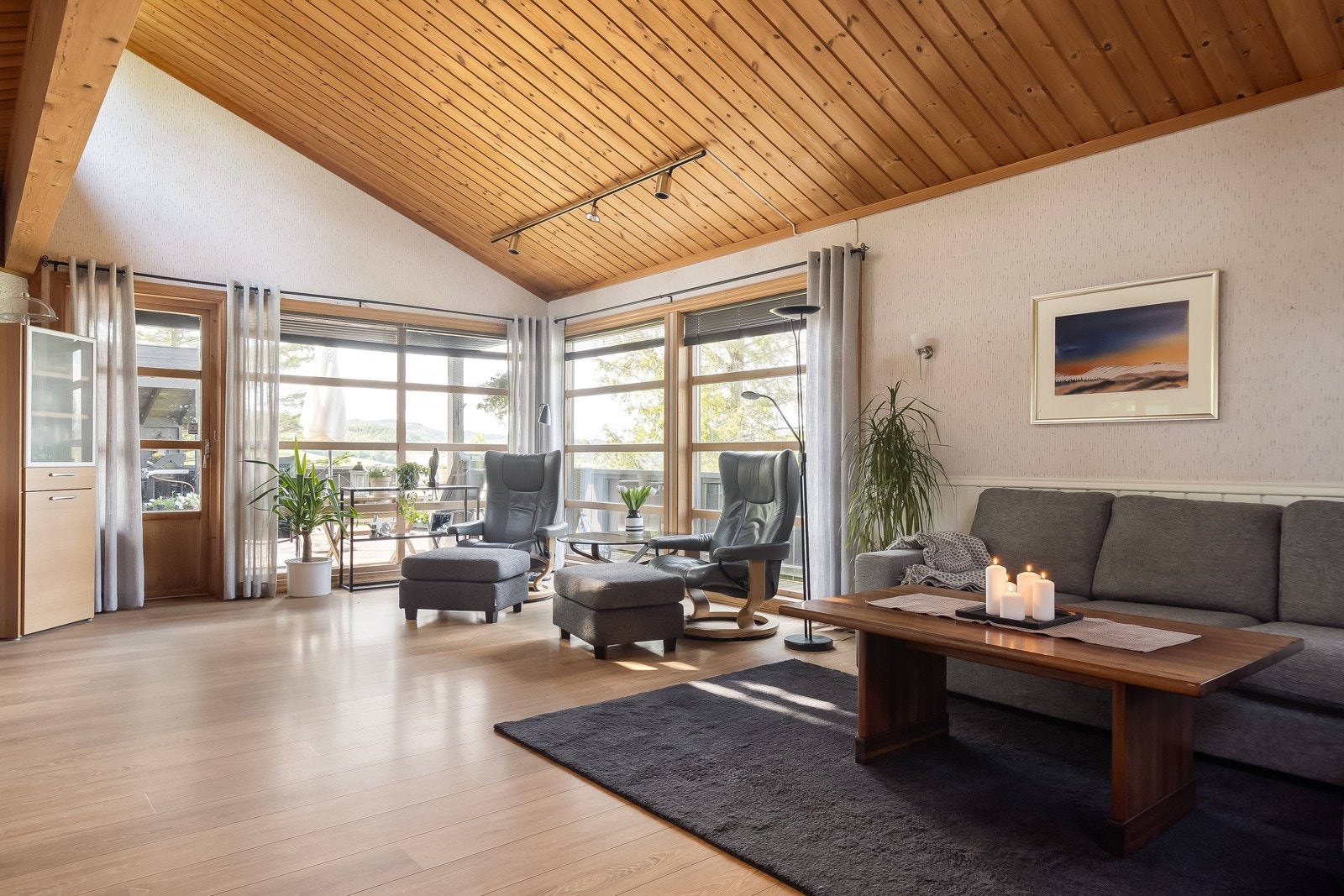 Stor stue på hele 36,2m² med store vindusflater som tilfører rommet rikelig med naturlig lysinnslipp, som gir en luftig og god romfølelse. Galleribilde