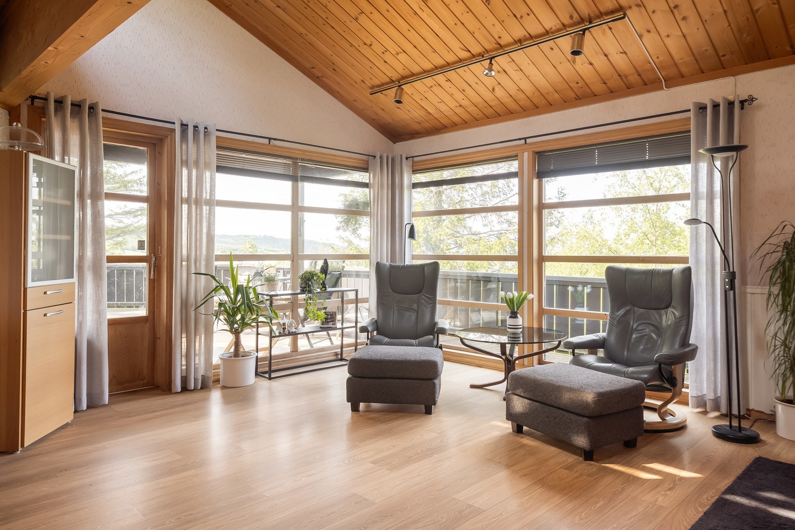 Stuen har i tillegg ekstra takhøyde som gjør at rommet føles større og luftigere. Galleribilde