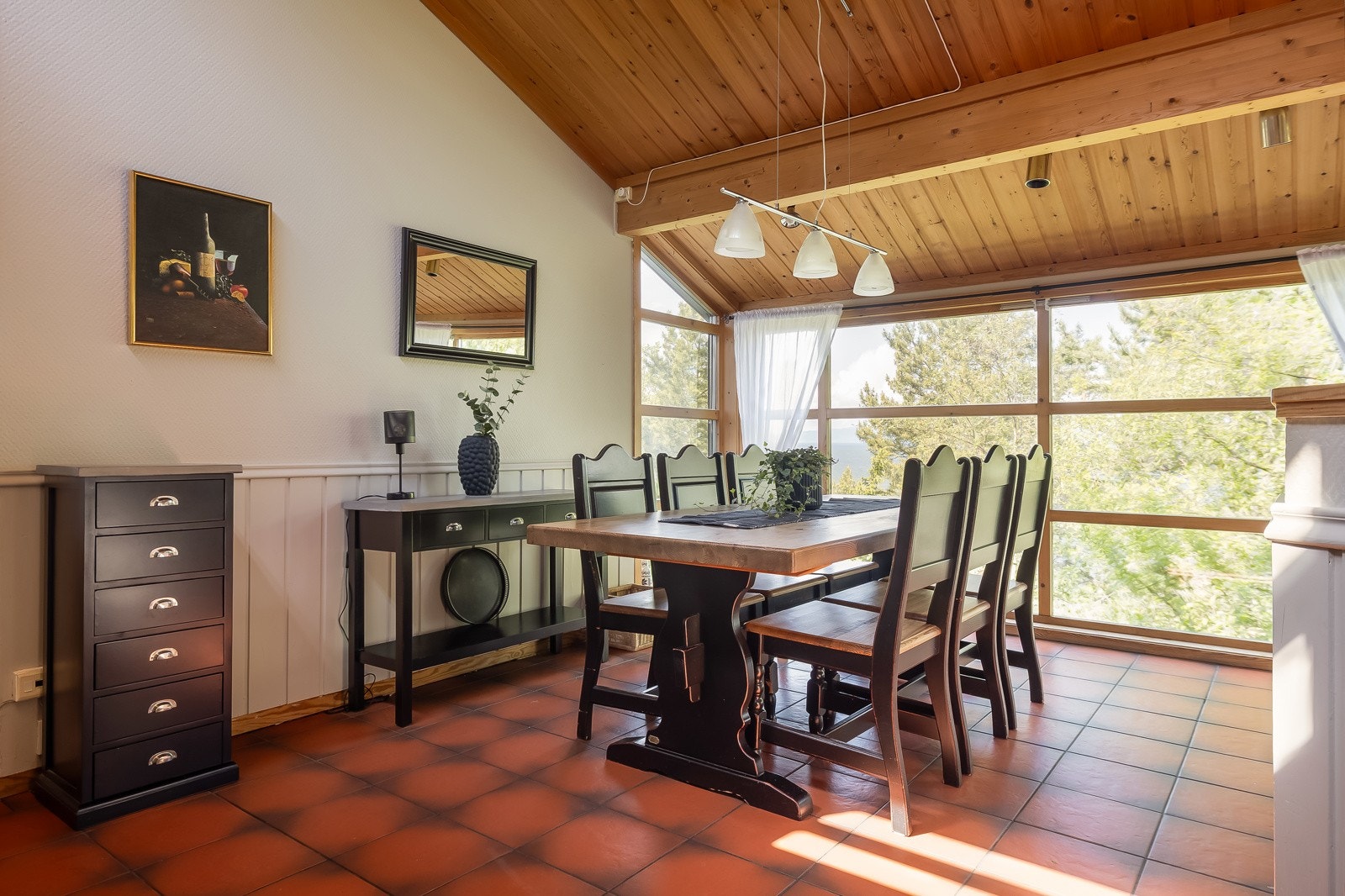 Rikelig med plass til stor spisegruppe. Galleribilde