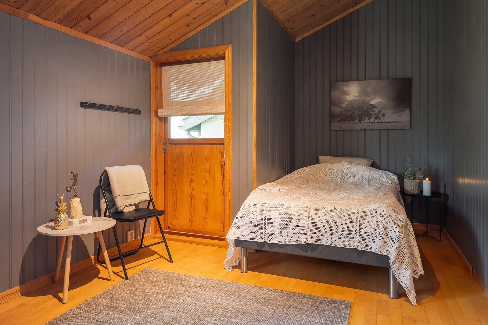 Romslig soverom i 1. etasje på 12,8m² med egen balkong. Rommet er av praktisk utformelse, rikelig med plass til stor seng og garderobeløsning. Galleribilde