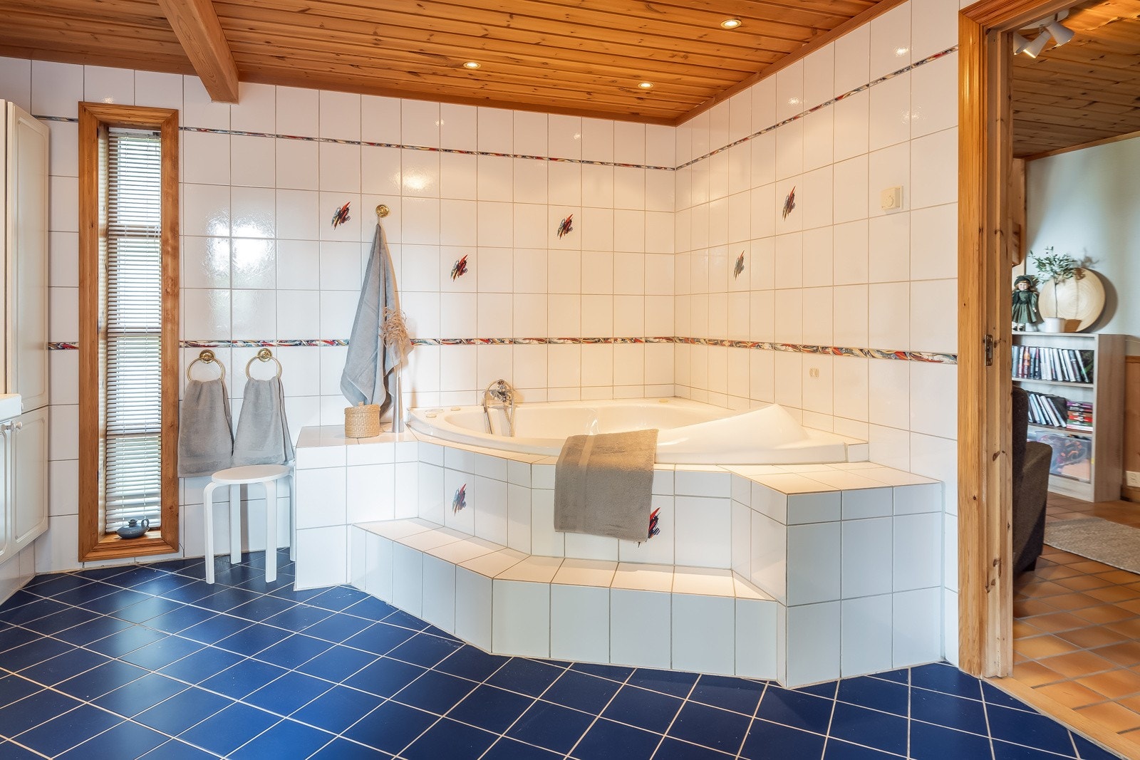 Badet er på hele 15m² og er innredet med dobbel servant med underskap, dusjgarnityr på vegg, gulvstående toalett samt et stort badekar. Galleribilde