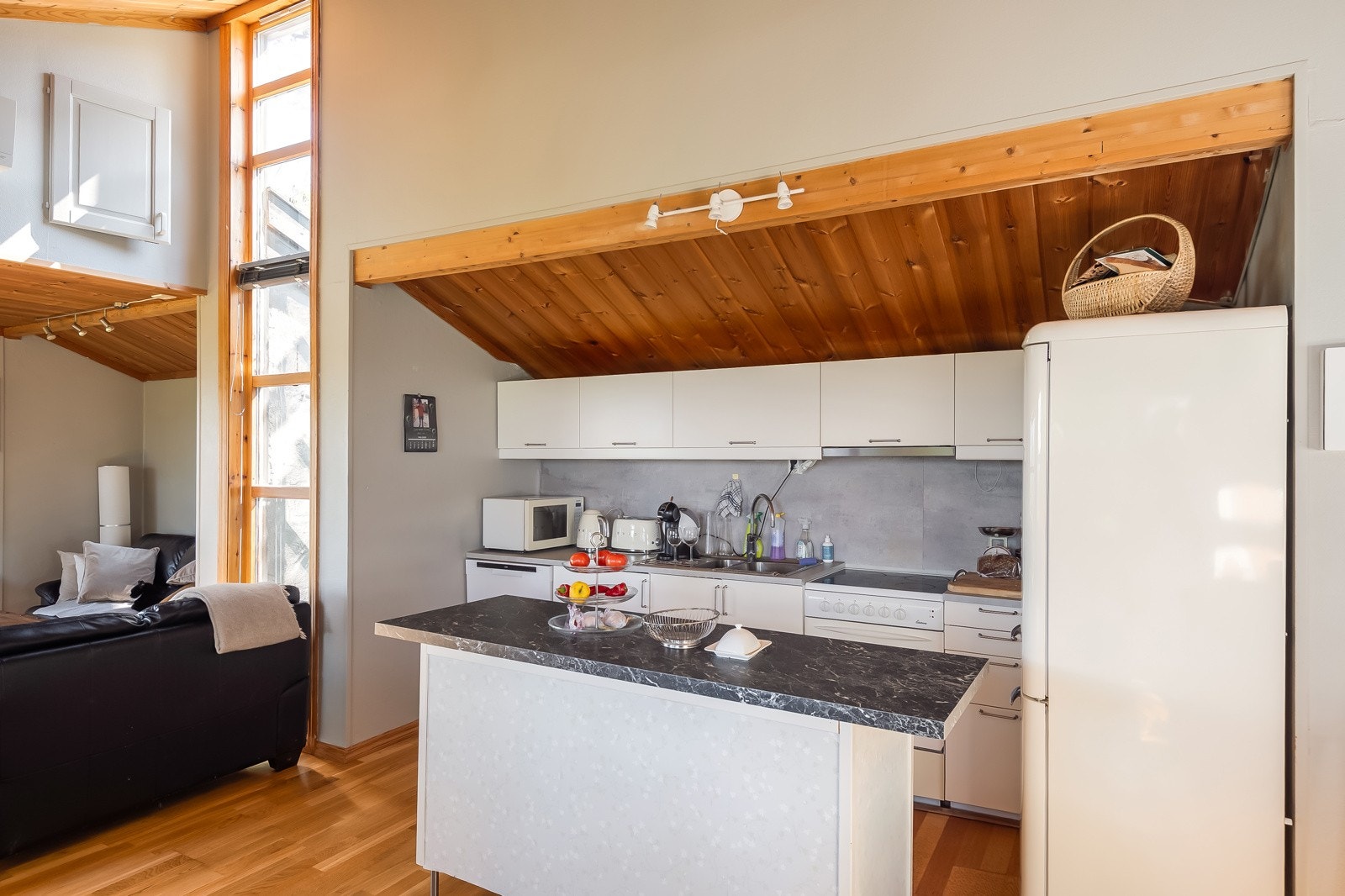 Stuen har åpen løsning til kjøkkenet som ble pusset opp i 2018. Kjøkkenet har rikelig med skap- og benkeplass. Galleribilde