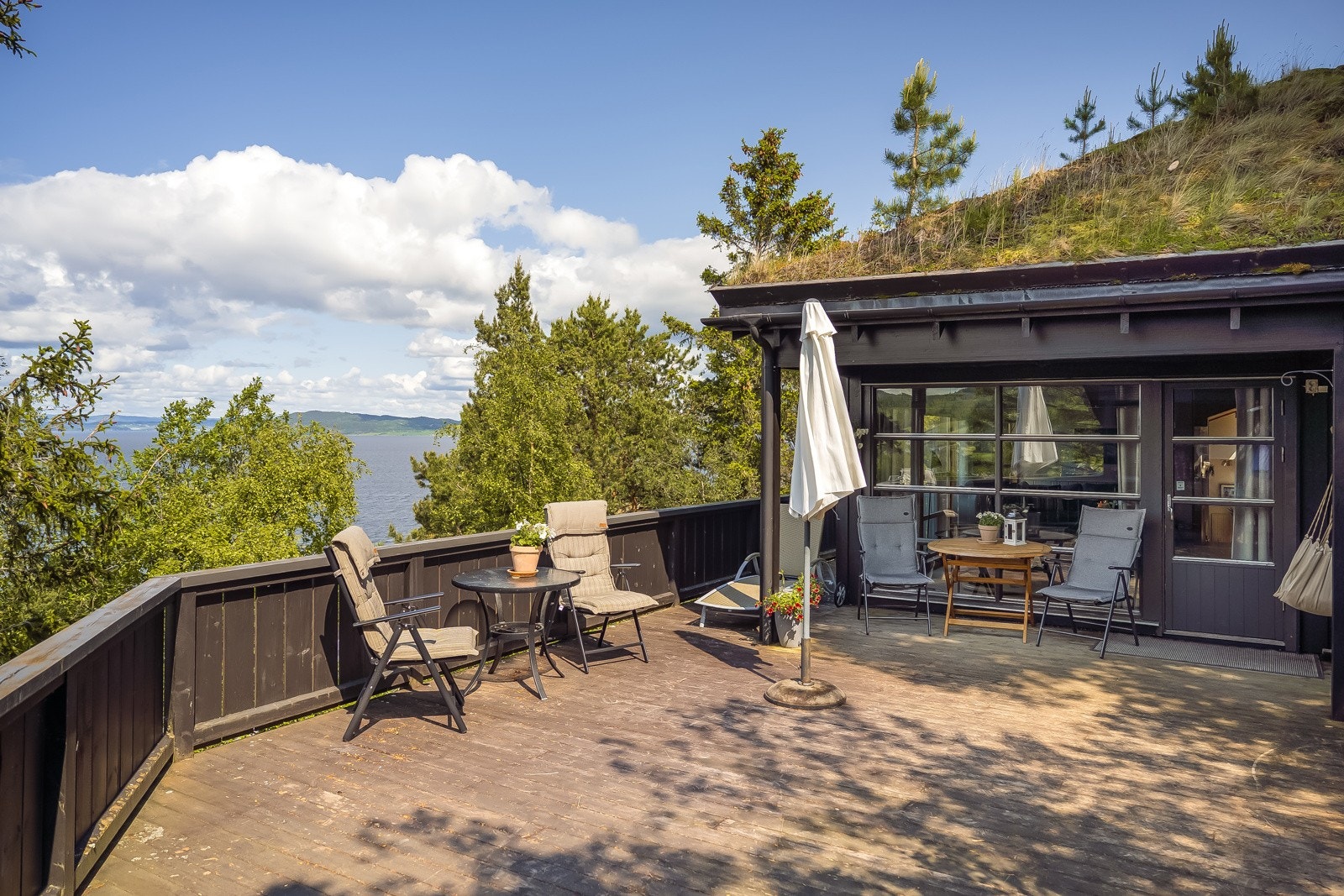 Velkommen til Smiskaret 79, en flott og unik eiendom med egen utleiedel og fantastisk utsikt. Galleribilde