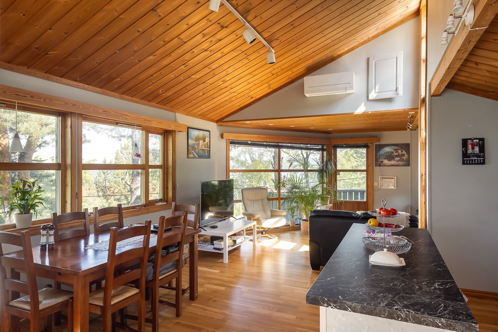 Utleiedelen har en romslig og fin stue med ekstra takhøyde og store vindusflater. Denne er pt utleid til kr. 13 000,- per mnd Galleribilde