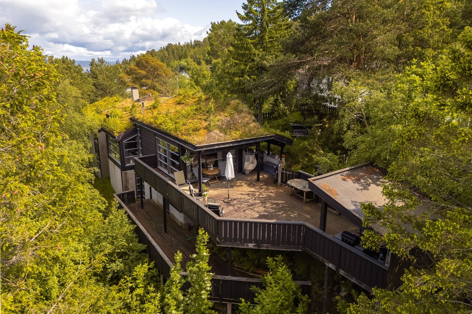 Man bor med nærhet til skole og barnehage, dagligvare og kjøpesenter, samt lekeplasser og et helårs turterreng i marka. Galleribilde