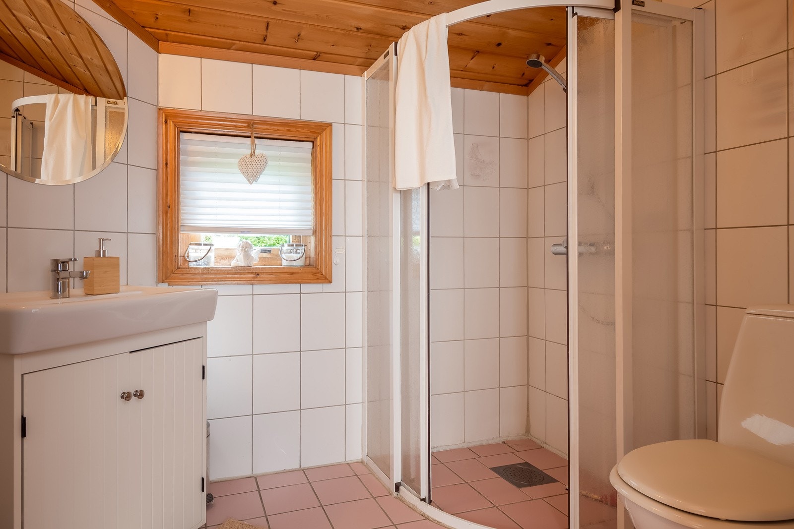 I boligens første etasje har man et flislagt baderom med varmekabler i gulvet Galleribilde