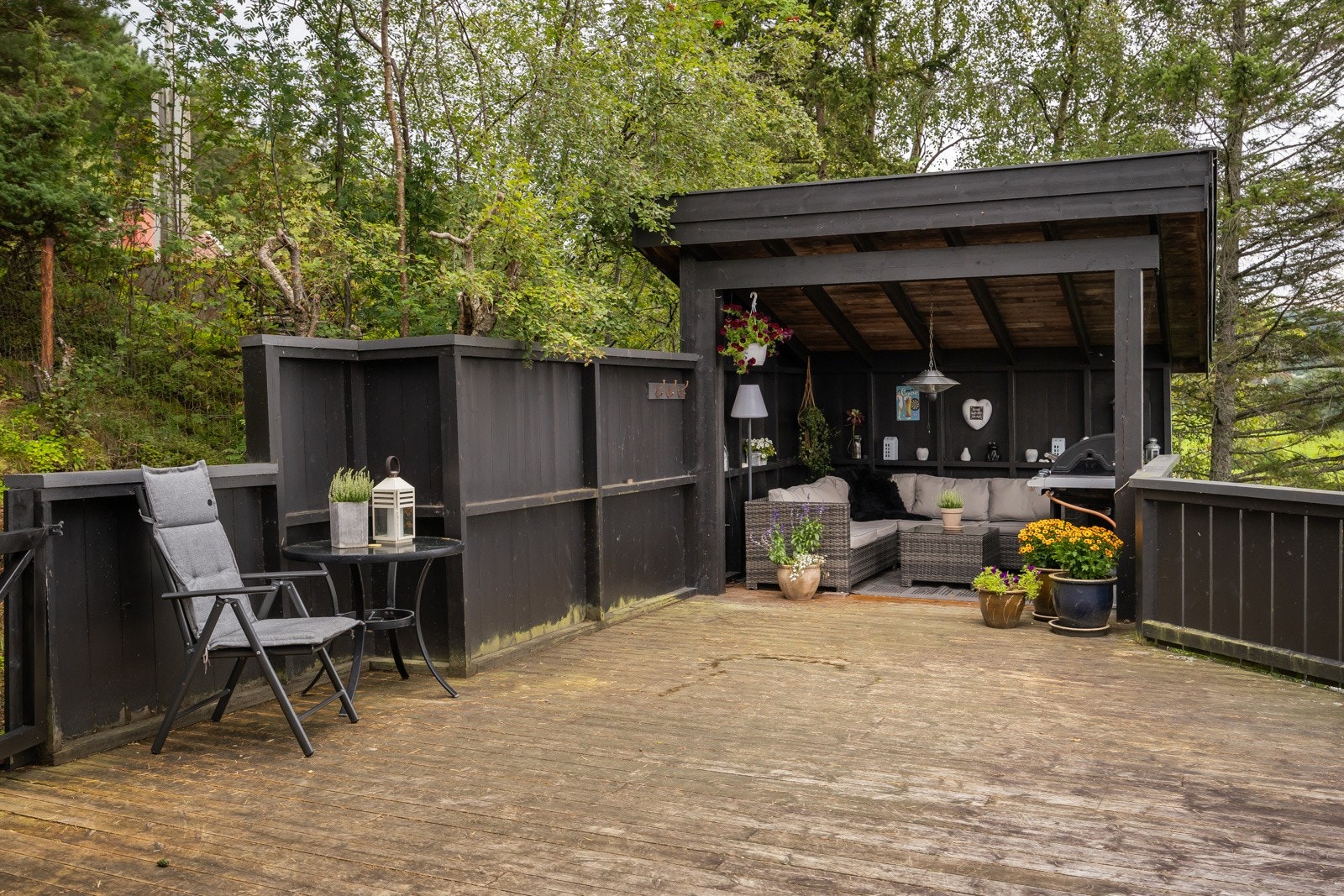 Fra stuen har man direkte utgang til en trivelig og stor uteplass hvor man kan nyte måltider sammen med familien eller solrike sommersdager. Galleribilde