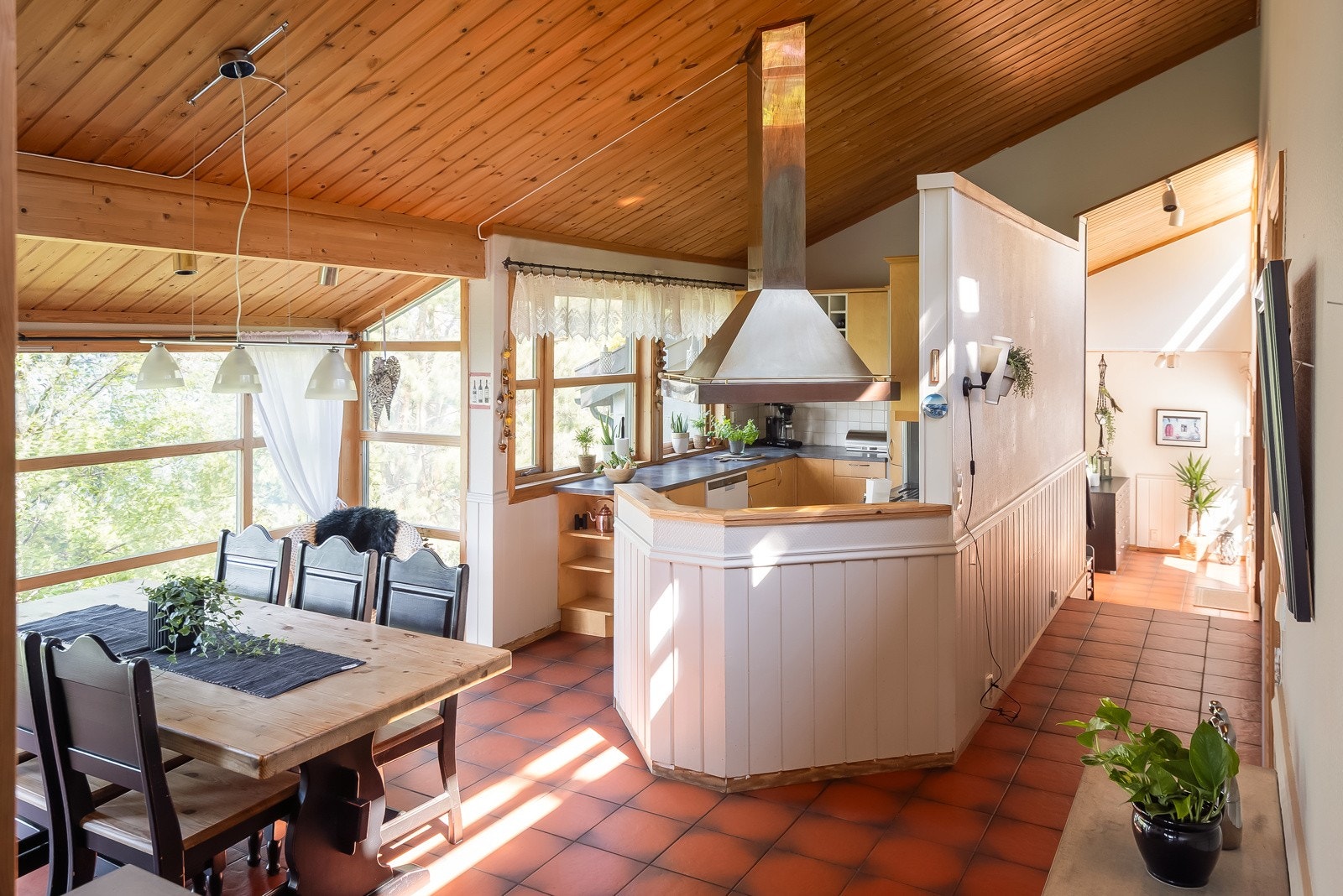 Kjøkkenet ble sist pusset opp i 2005, og har folierte skrog, lakkerte fronter og laminert benkeplate. Galleribilde