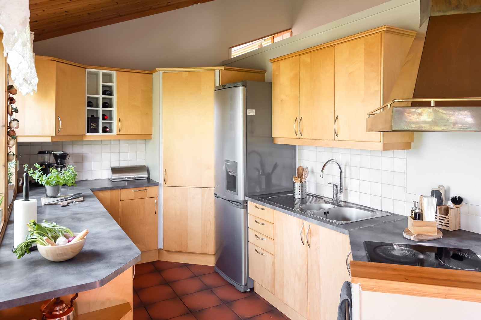 Romslig kjøkken og spisestue med rikelig av skap- og benkeplass. Galleribilde