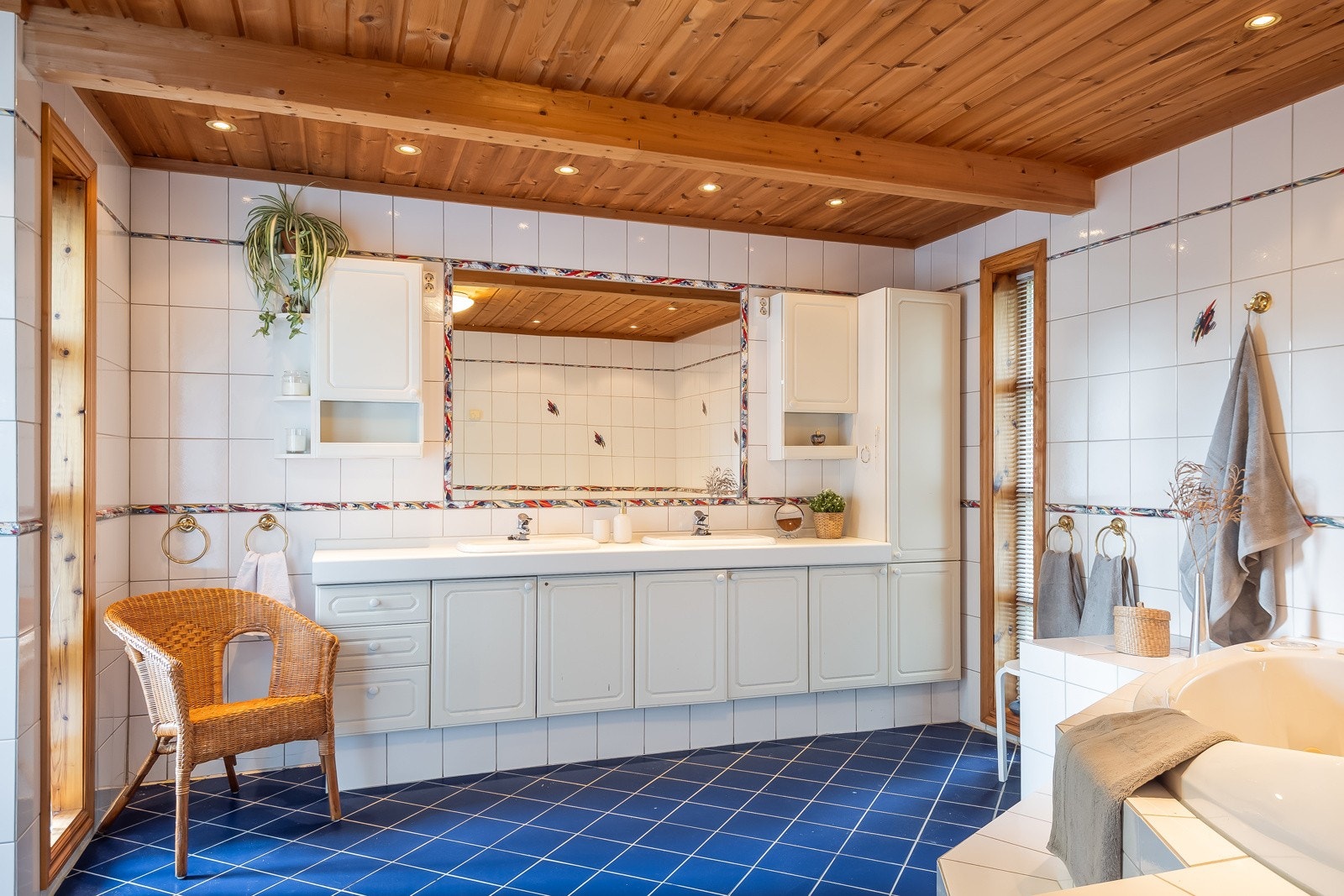 Stort, flislagt baderom i sokkel med varmekabler i gulv. Galleribilde