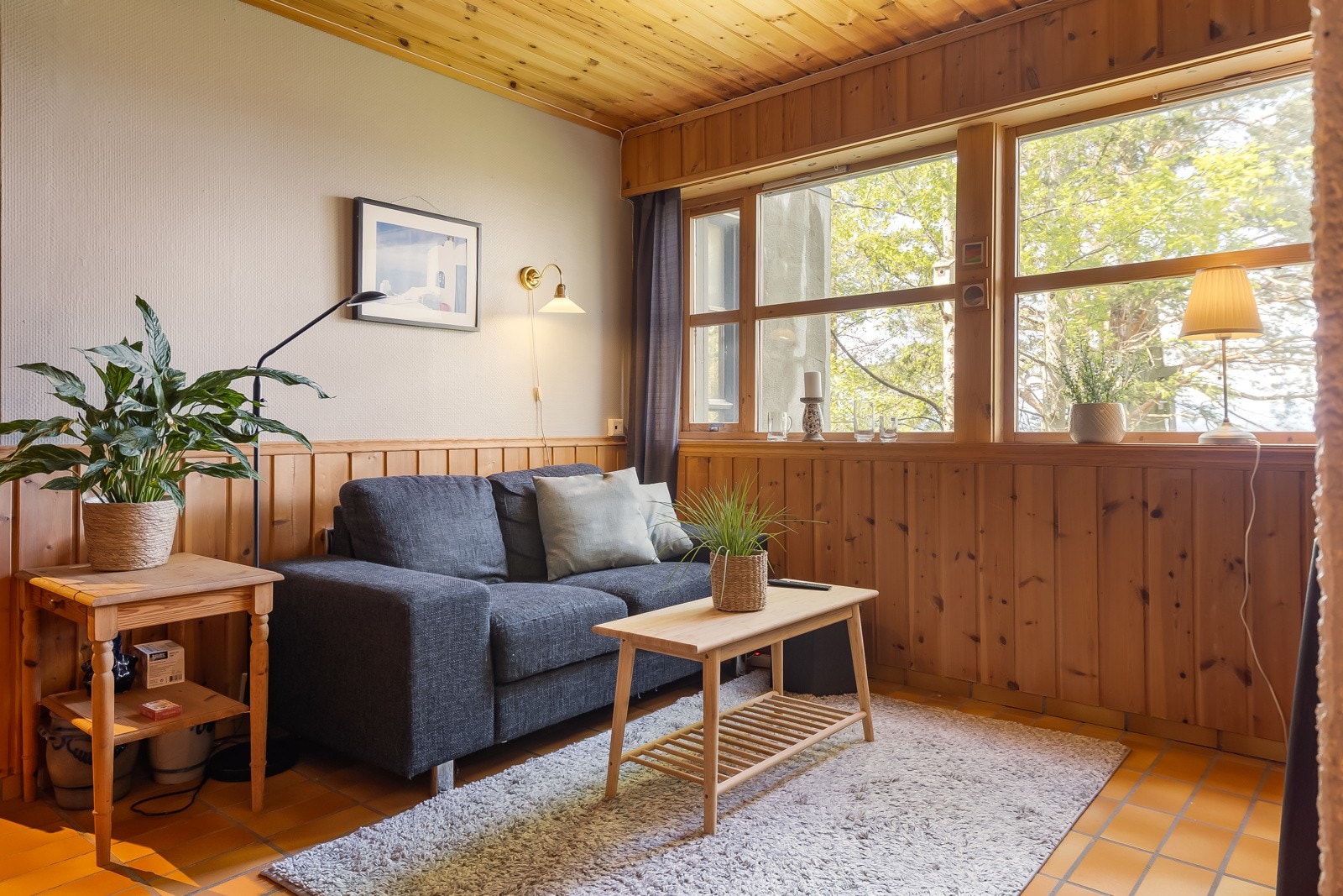 Rommet varmes opp av en flott vedovn, som sammen med panelovner gir god temperatur i sokkeletasjen året rundt. Galleribilde