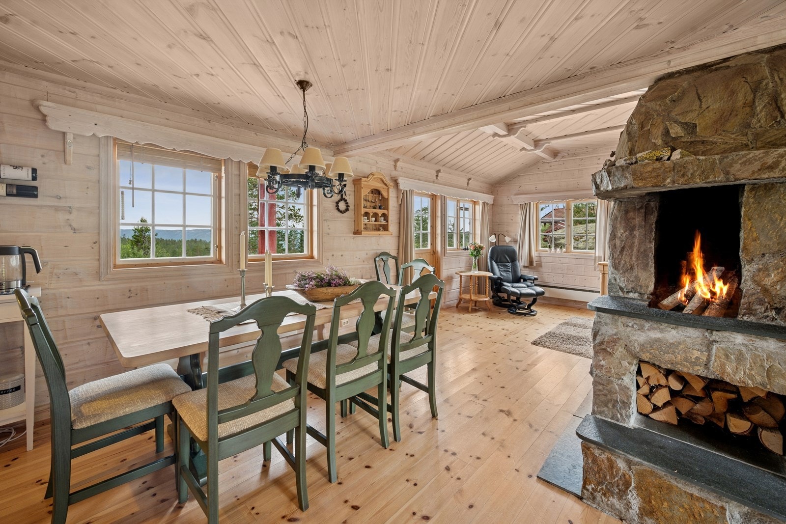 Her er det også åpen peis mot kjøkkenet. Galleribilde