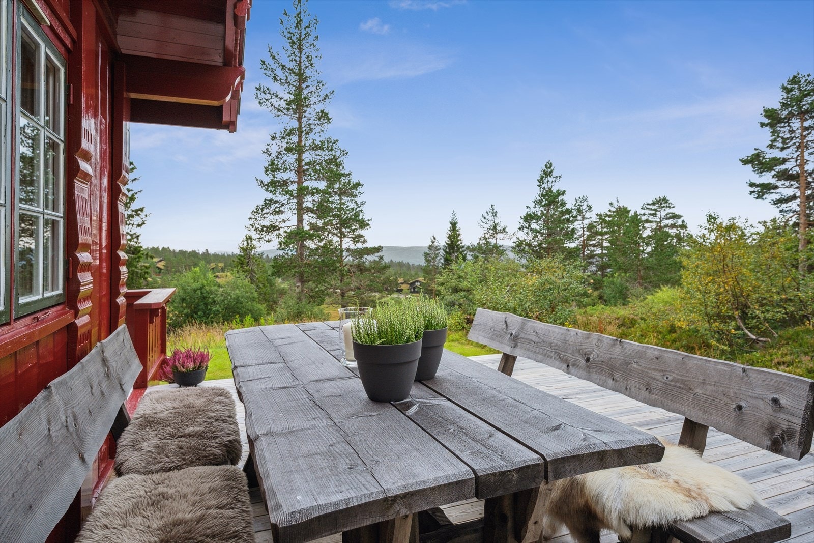 Eiendommen har flere uteplasser, hvor du kan flytte deg etter vær og vind. Galleribilde