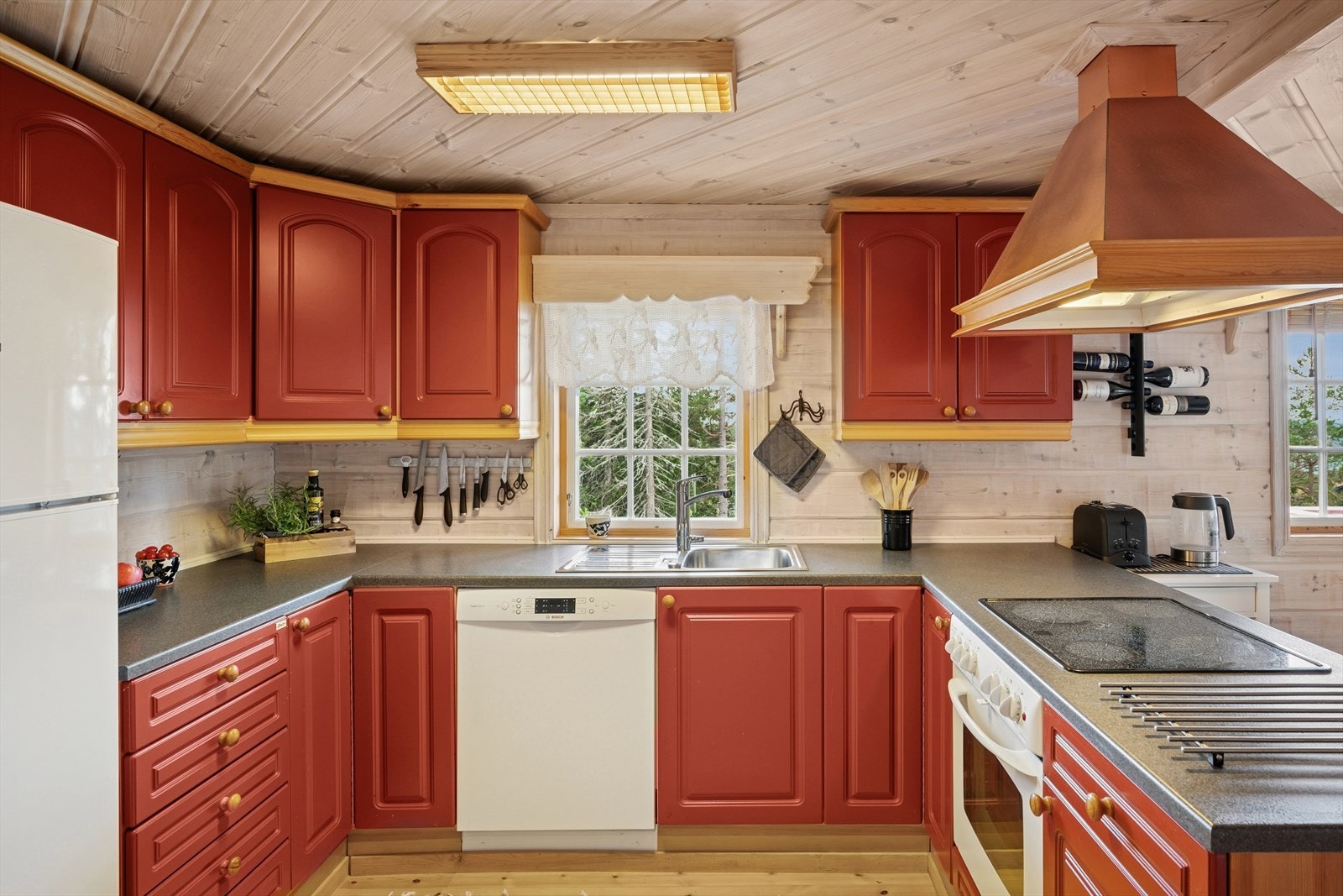 Kjøkkenet har bra med skap- og benkeplass. Galleribilde