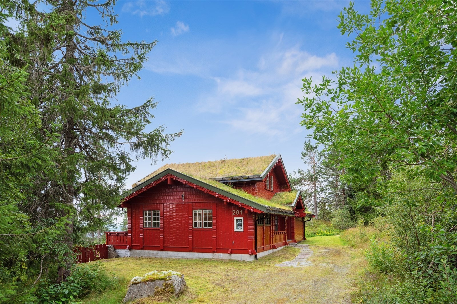 Gruset innkjøring med god plass til parkering på egen tomt. Galleribilde