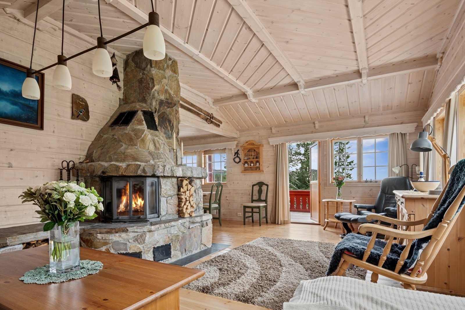 Fra stuen er det utgang til solrik terrasse. Galleribilde