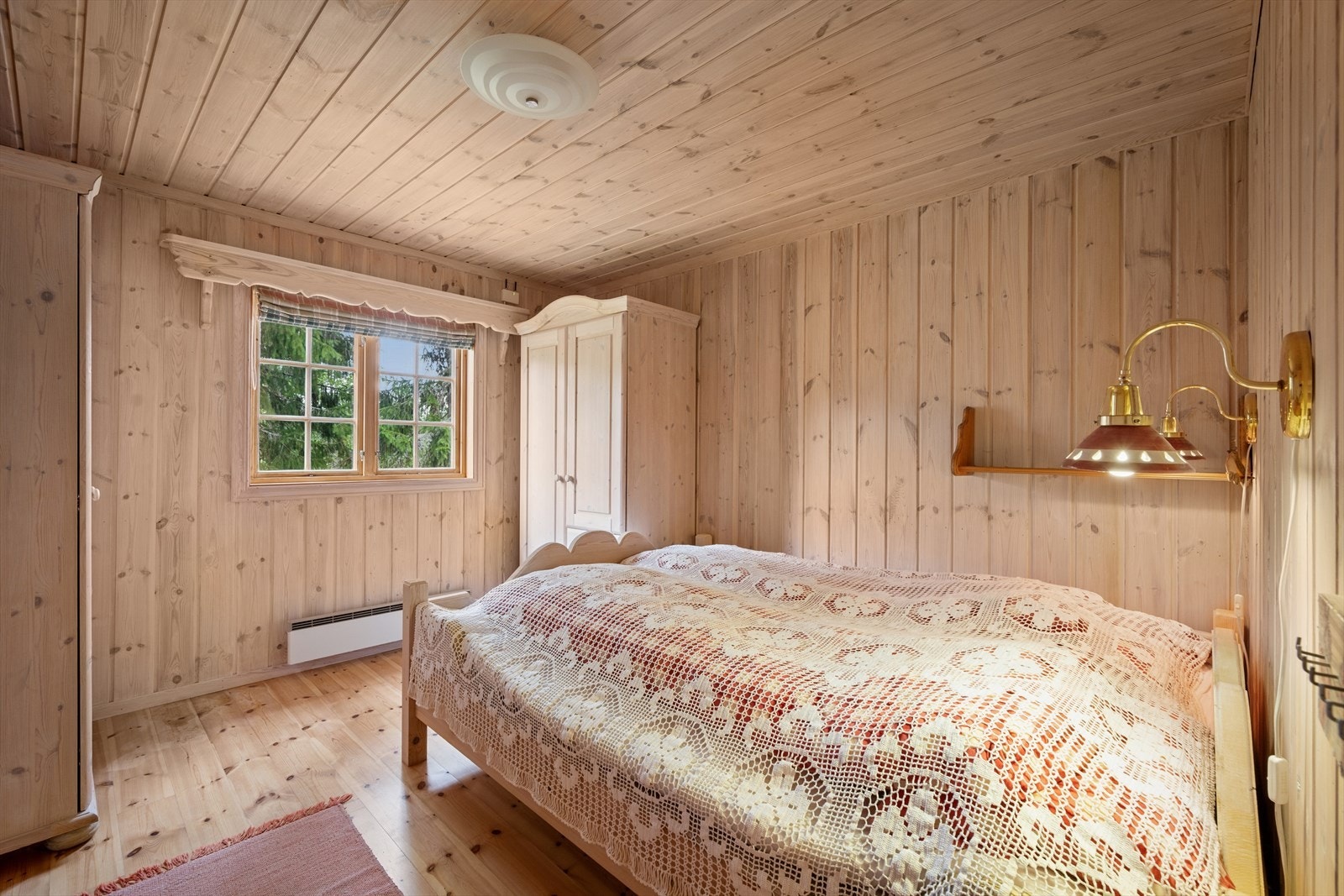 Romslig hovedsoverom med skapplass. Galleribilde