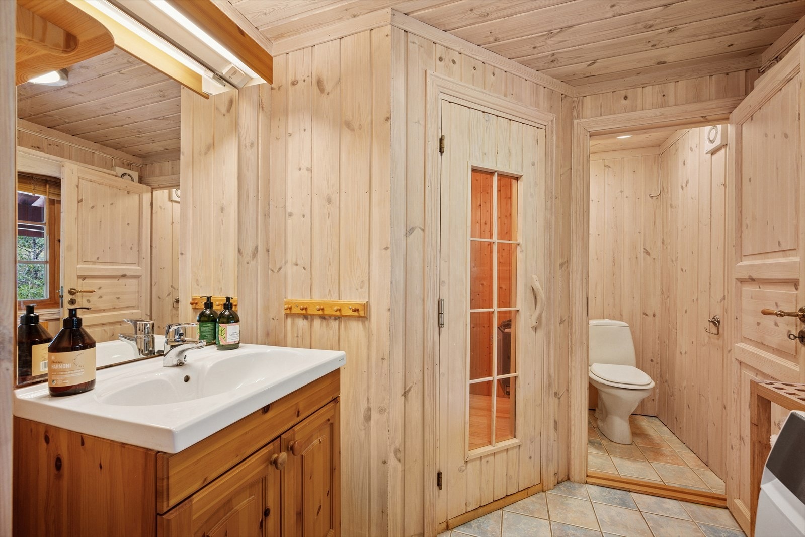 Badet har flislagt gulv med varmekabler. Badstue og eget toalettrom. Galleribilde