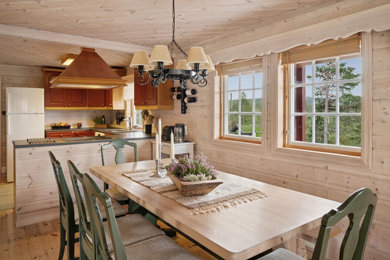 Hyggelig spiseplass mot kjøkkenet. Galleribilde