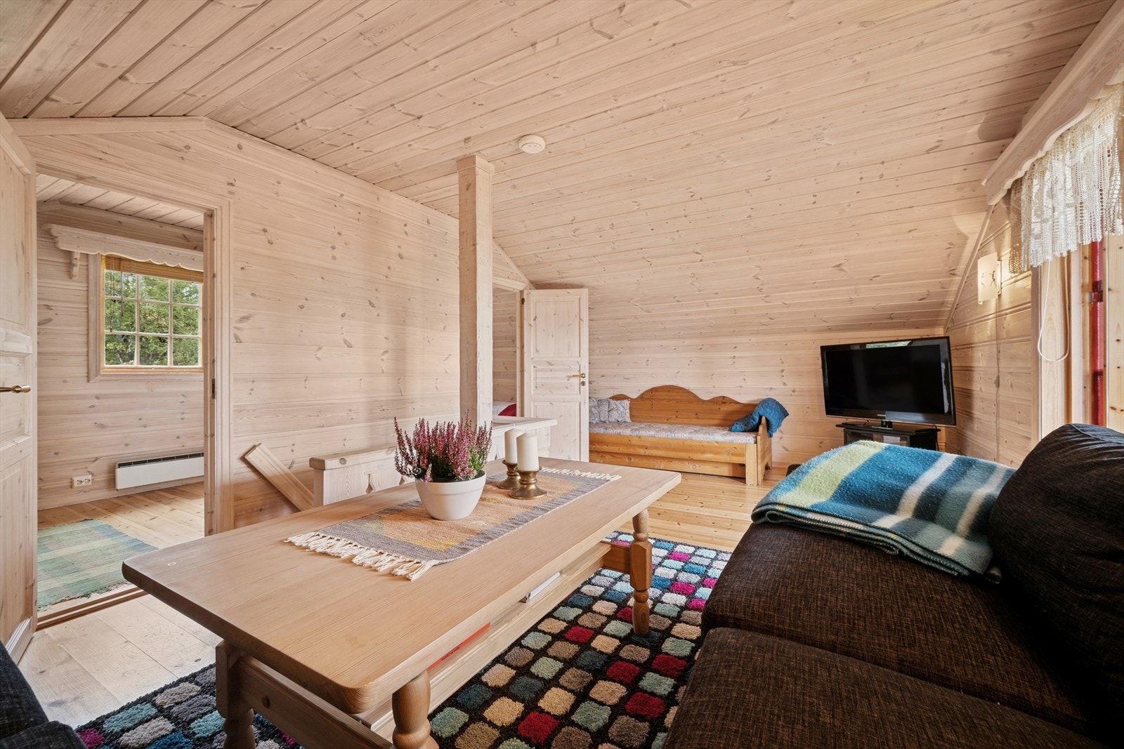 Det er god plass i stuen i 2. etasje. Tv-stue eller ekstra soveplasser. Galleribilde