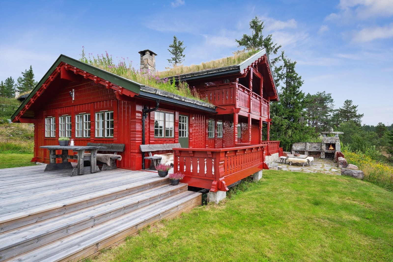 Velholdt hytte med flere hyggelige uteplasser. Galleribilde