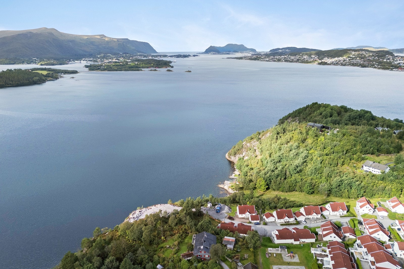 Det er flere flotte turmuligheter i nærheten, både langs fjorden og på fjellet. Galleribilde