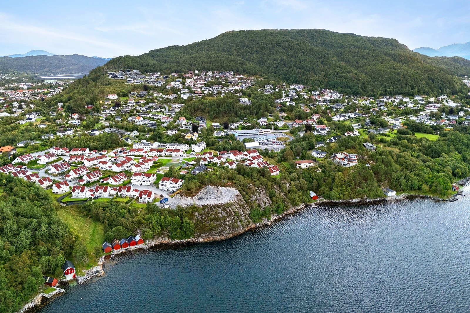 Området er veletablert og består av boliger i forskjellige størrelser. Det er kort vei til både skole, barnehage, idrettsanlegg og buss. Galleribilde