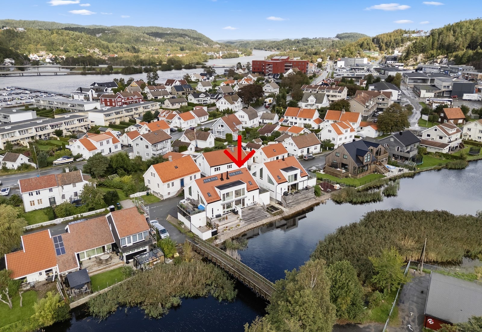 Velkommen til Brogata 43 B! Flott nyere tomannsbolig med idyllisk beliggenhet ved Kvisla. Gangavstand til sentrum. Galleribilde