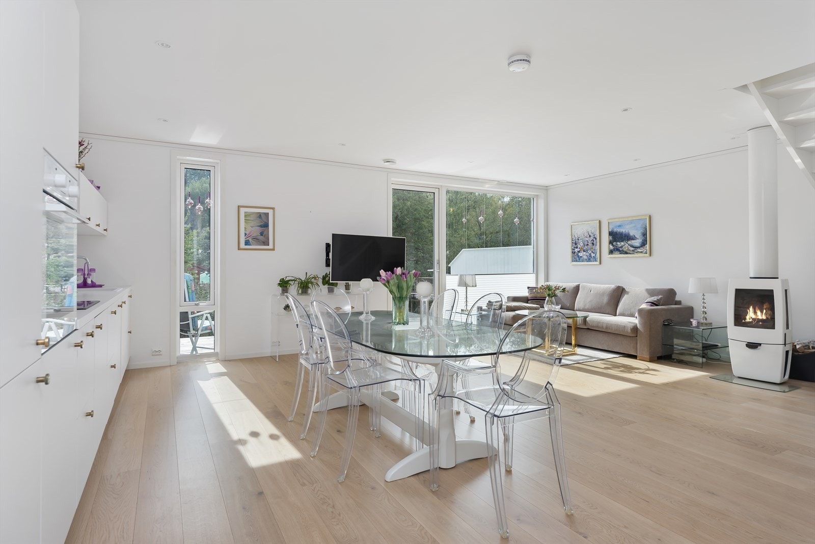 Stuen og kjøkkenet har store vindusflater mot utsikten og sømløs kontakt mellom inne/uteområdene Galleribilde