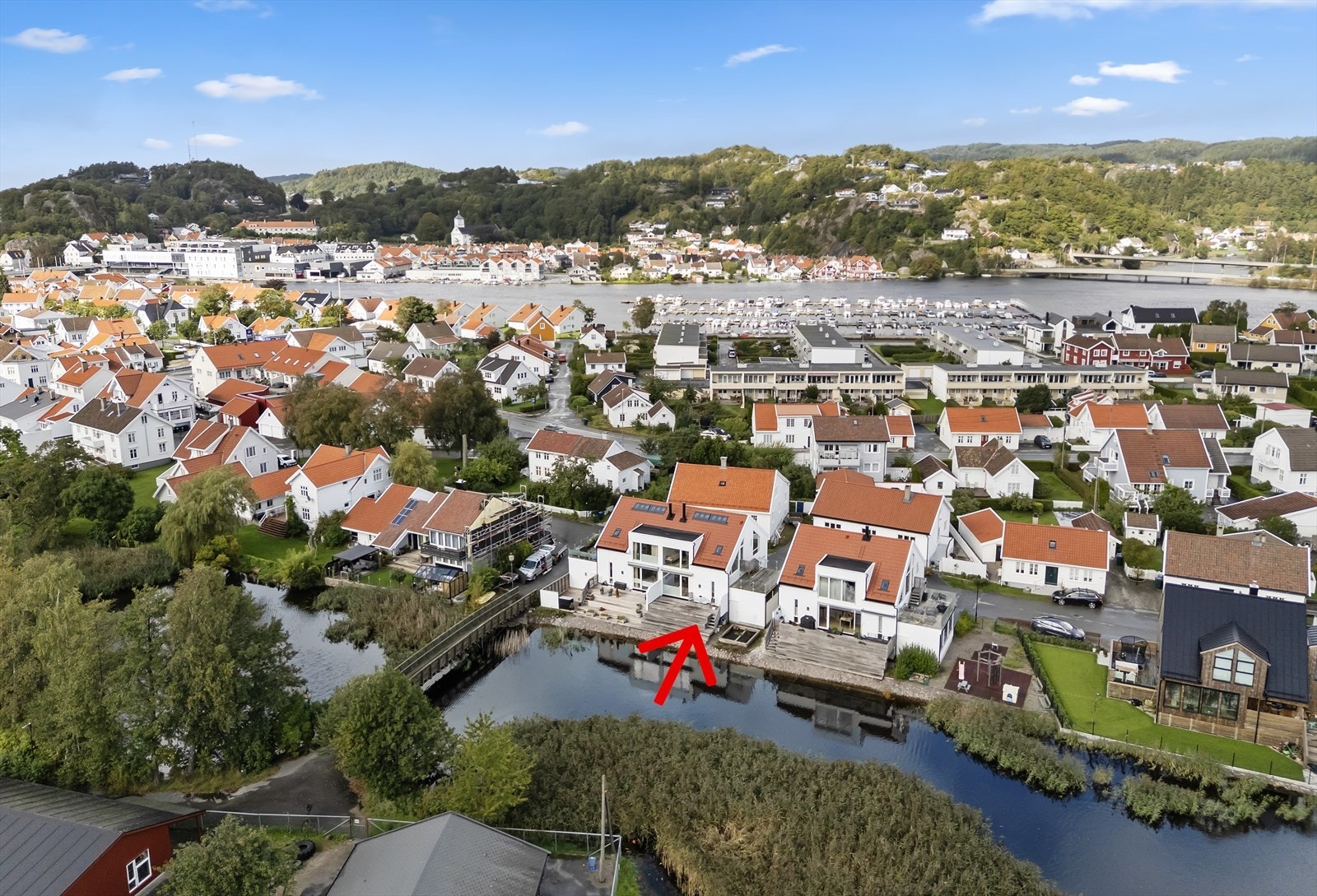 Boligen ligger flott til langs Kvisla i rolig blindgate med gåavstand til alt Mandal har å by på Galleribilde