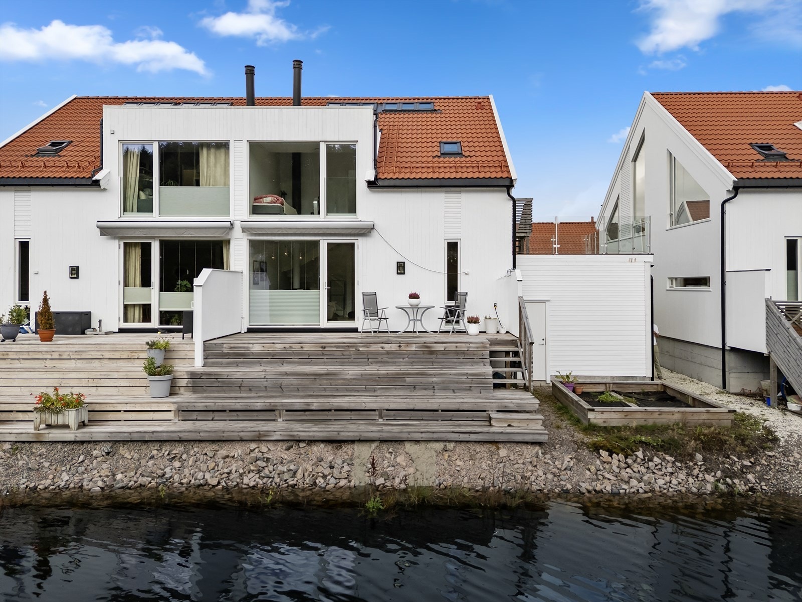 Her er det god plass til å invitere gjester eller nyte solen med en god bok Galleribilde