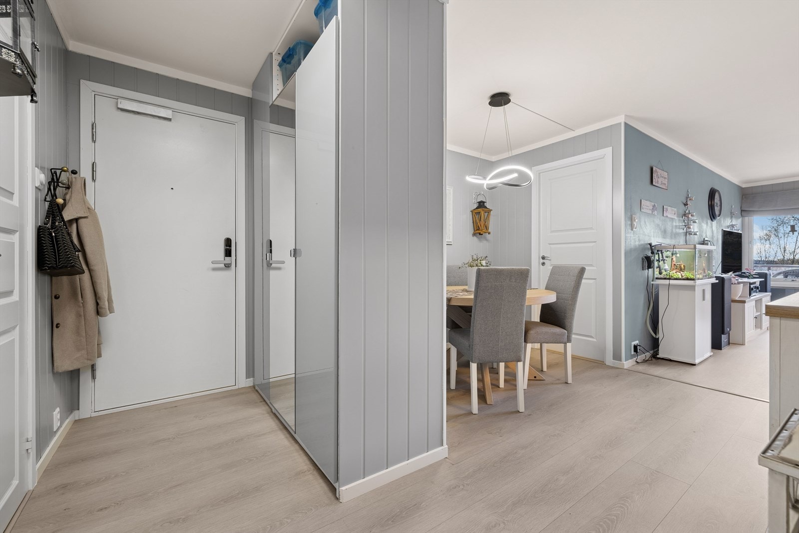 God plass til å henge fra seg yttertøy i entréen. Galleribilde