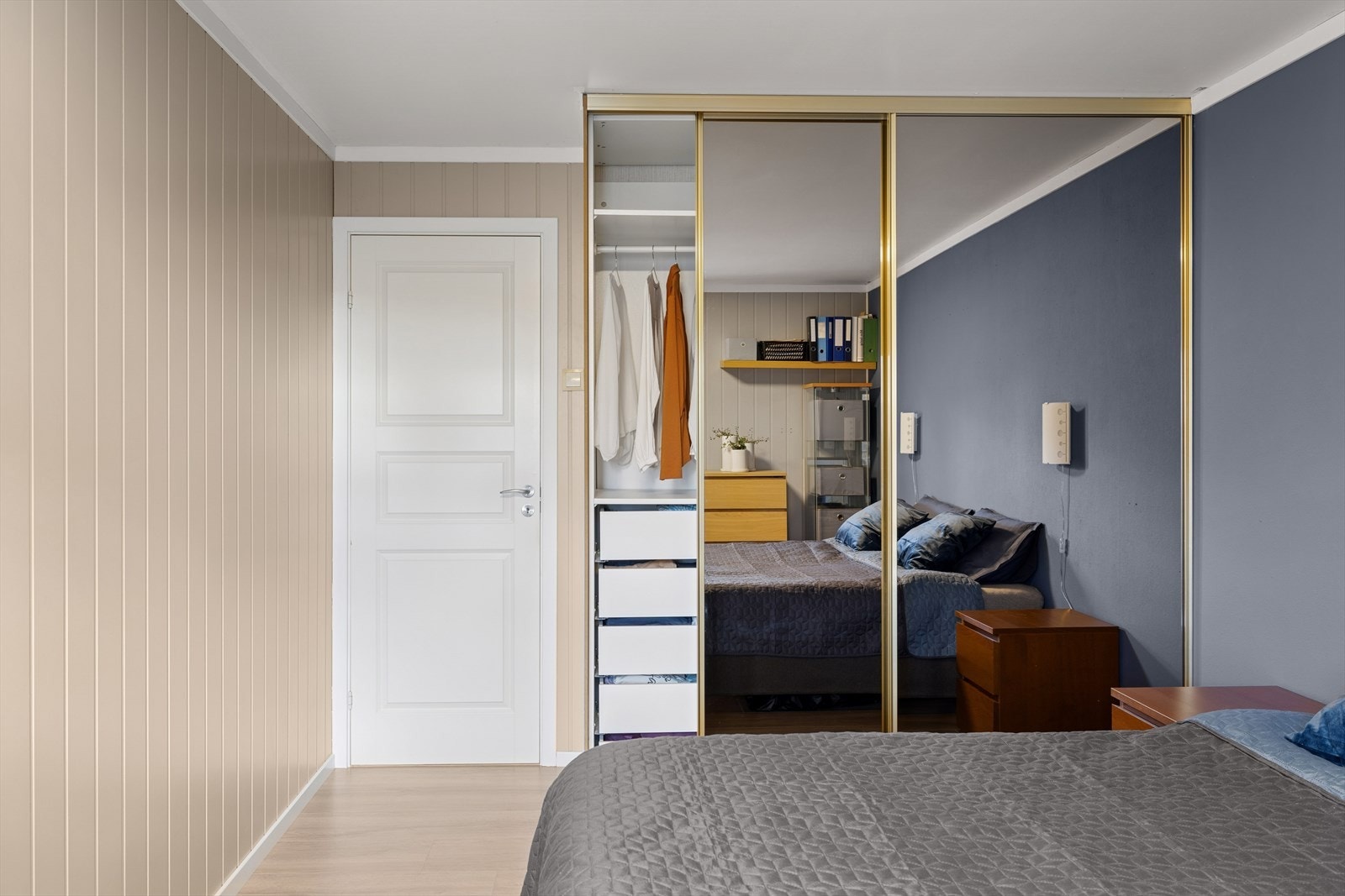 Skyve dørs garderobe på soverom. Galleribilde