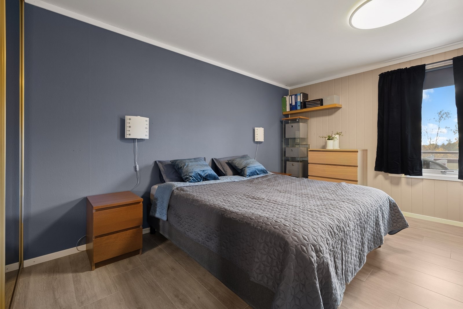 Romslig soverom. Galleribilde