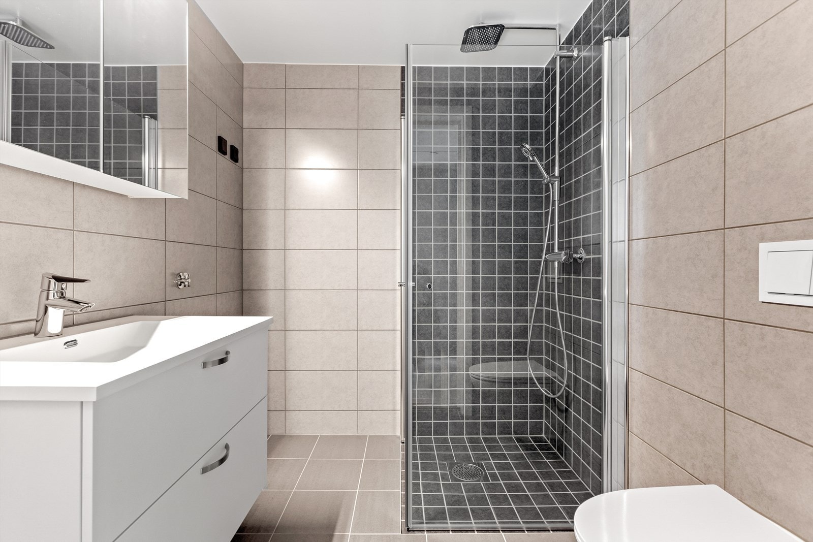 Flislagt bad i morderne farger med gulvvarme. Galleribilde