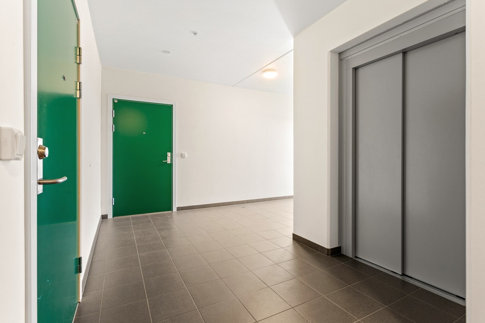 Velkommen inn til din nye bolig!
Det er heisadkomst opp til leiligheten. Galleribilde