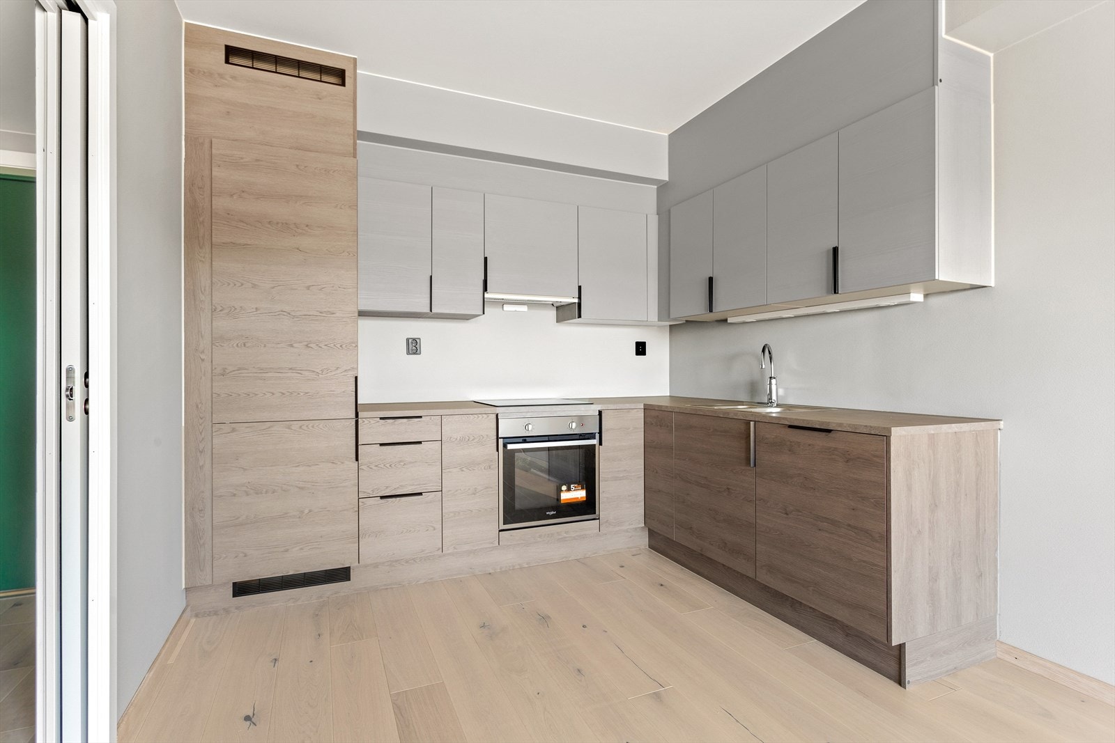 Moderne kjøkken med integrerte hvitevarer. Galleribilde