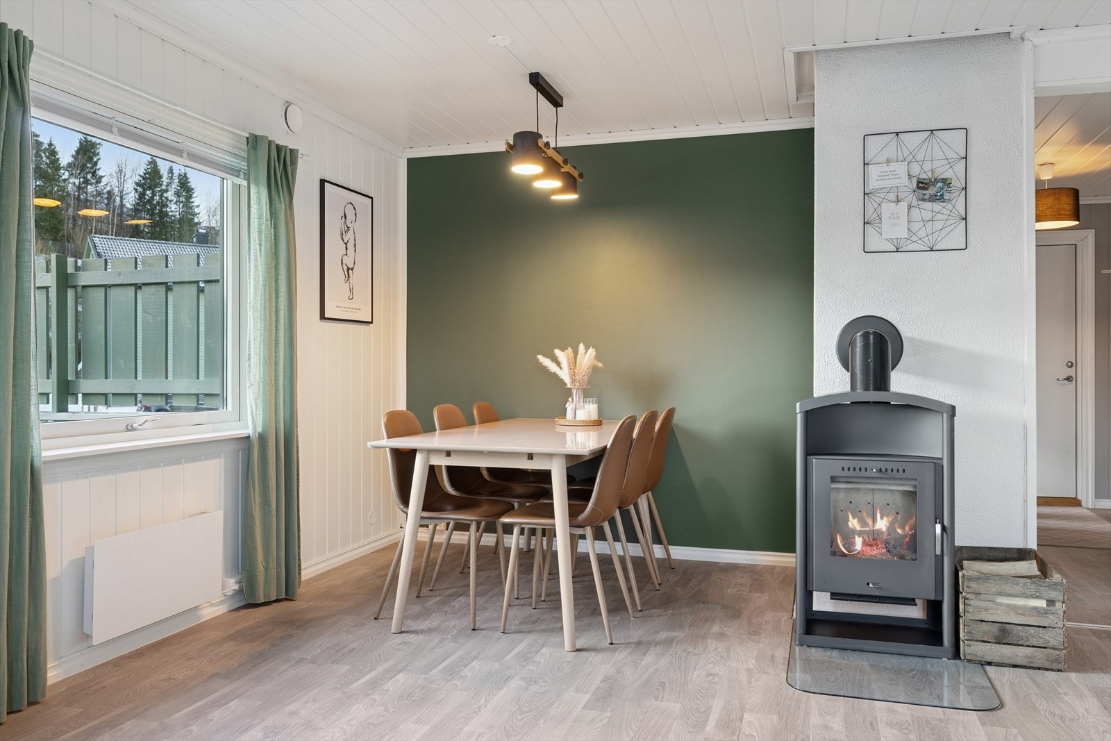 Stuen er utvidet med del av soverom - her er det god plass til hyggelige lag eller familiens samlingspunkt. Galleribilde