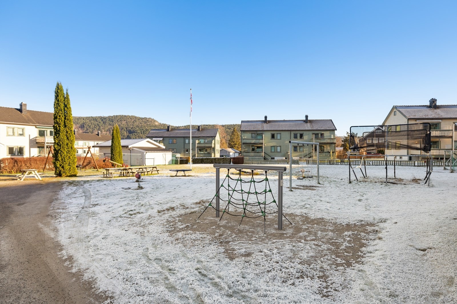 Her finner man hyggelige benker hvor en kan sitte lunt, usjenert og nyte fine dager og solnedganger. Lekeplass for de minste. Galleribilde