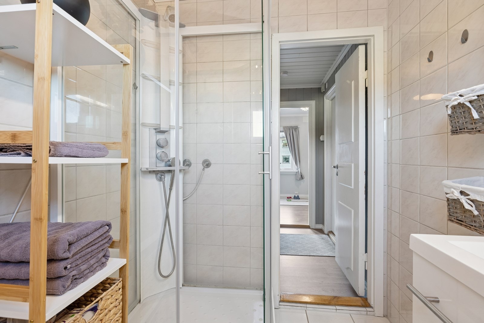 Rommet har gulvmontert toalett, innredning med heldekkende servant med etthånds armatur og tett dusjkabinett til baderom. Ventilasjon består av el-ventil i vegg. Bad renovert ca. 2010 av forrige eier. Galleribilde