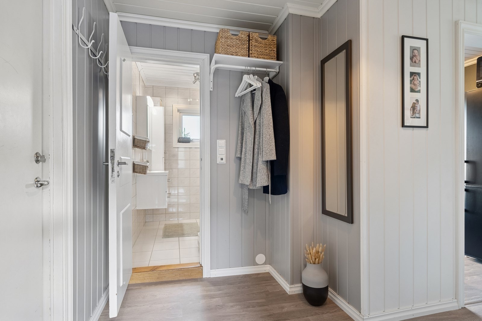 God plass til å henge fra seg ytterklær. Galleribilde