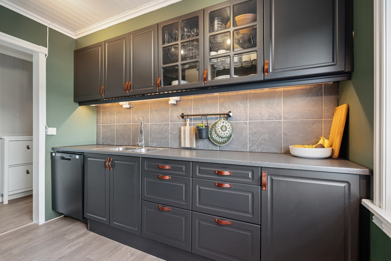 Benkeplate i laminat med benkebeslag i stål. Galleribilde