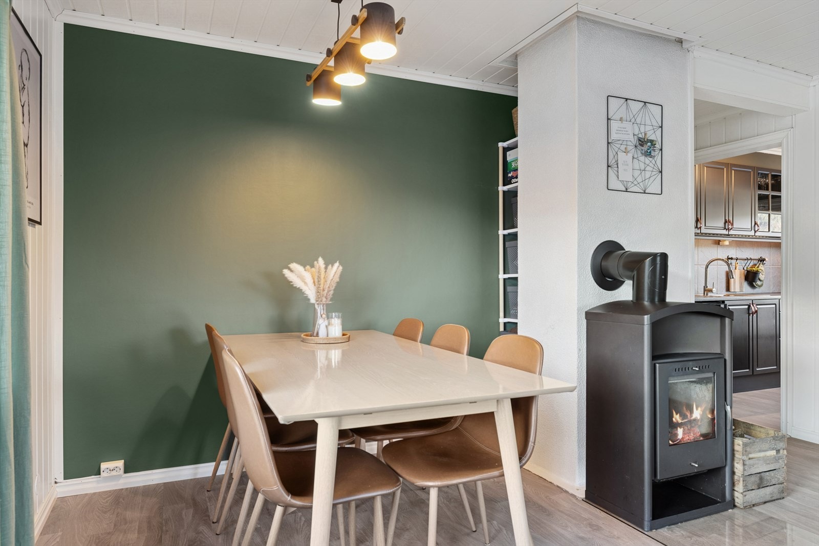 Herlig fargevalg på veggene. Lun vedovn (pipe renovert i 2024). Galleribilde